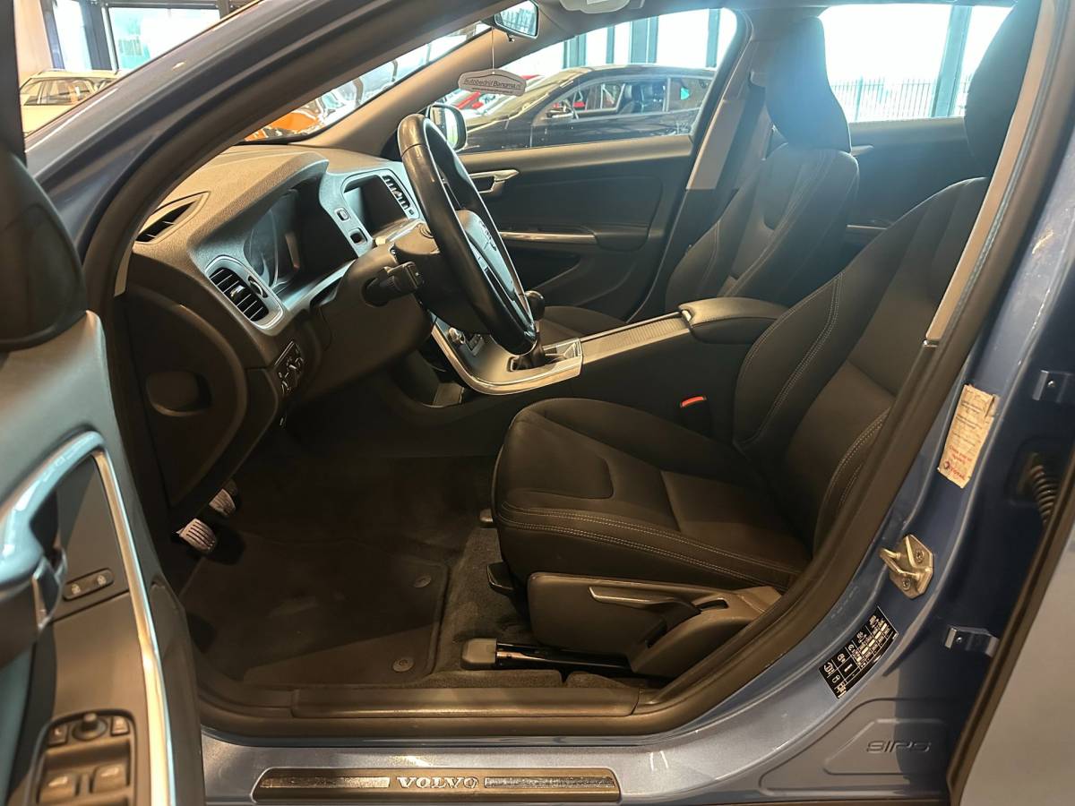 Volvo V60 Volvo V60 1.6 D2 KINETIC-uitv/CLIMA AIRCO/NAVIGATIE/CRUISE CONTROL/LM-VELGEN/AUX/BLUETOOTH/ISOFIX/TREKHAAK/APK+OH BIJ AFLEVERING