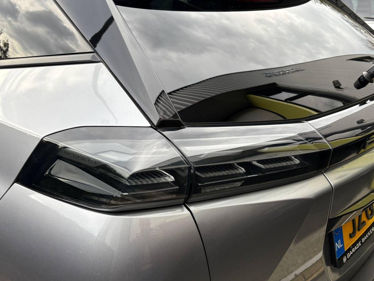 Peugeot 2008 Peugeot 2008 1.2 PureTech 100 Allure Groot Navigatie Led Camera Carplay Stoelverwarming