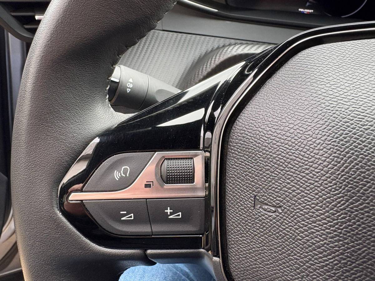Peugeot 2008 Peugeot 2008 1.2 PureTech 100 Allure Groot Navigatie Led Camera Carplay Stoelverwarming