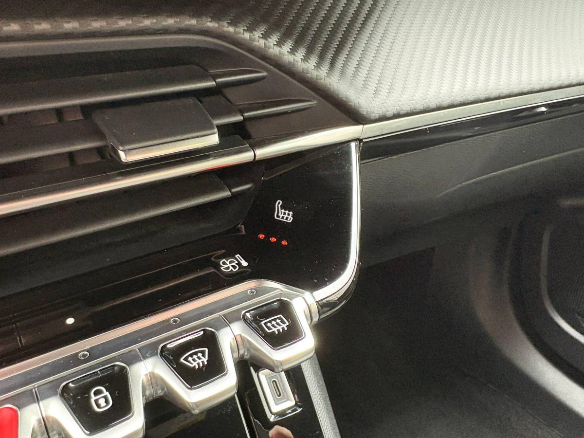 Peugeot 2008 Peugeot 2008 1.2 PureTech 100 Allure Groot Navigatie Led Camera Carplay Stoelverwarming