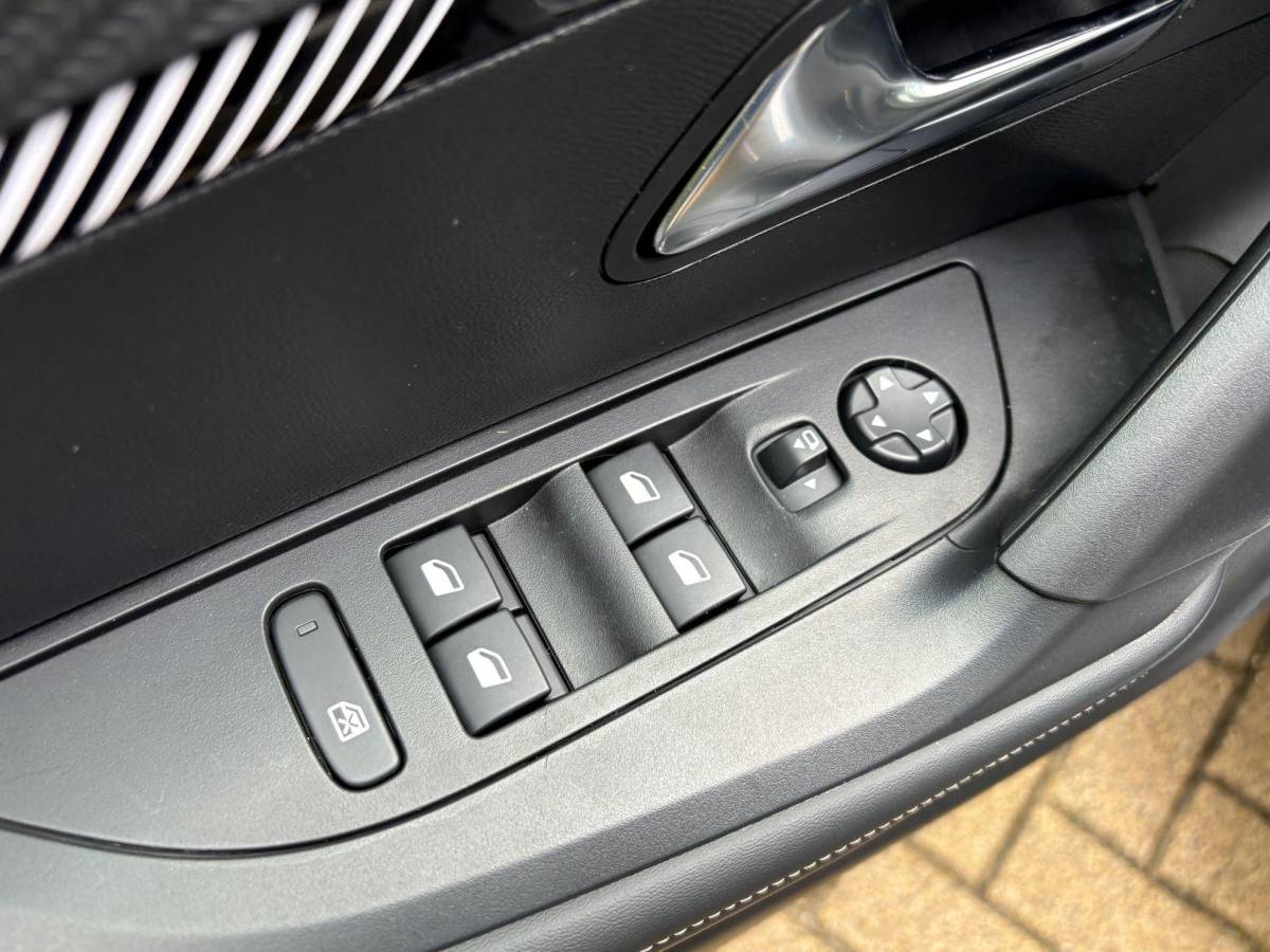 Peugeot 2008 Peugeot 2008 1.2 PureTech 100 Allure Groot Navigatie Led Camera Carplay Stoelverwarming