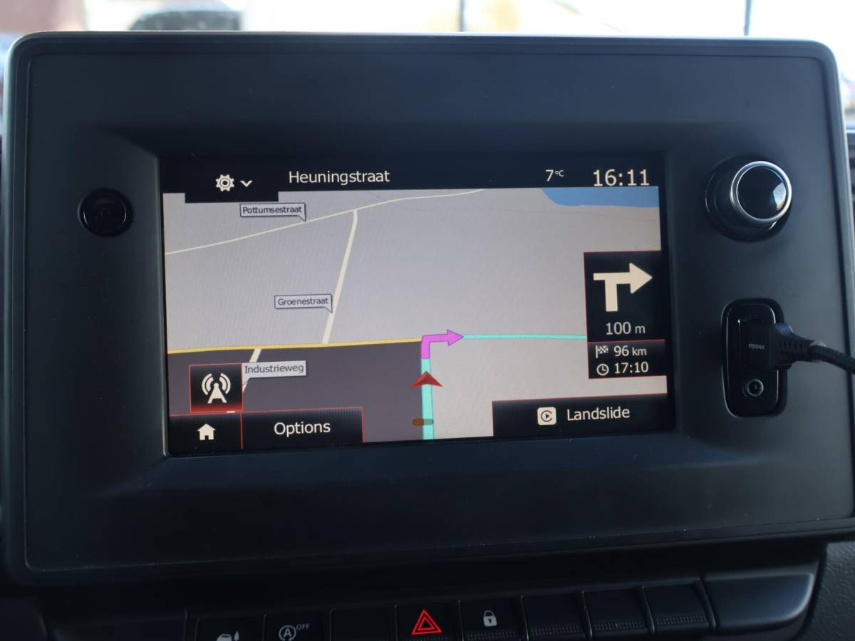 Renault Master Renault Master T35 2.3 dCi 150 PK AUTOMAAT L2H2 + CARPLAY | CAMERA | 2500 KG TREKHAAK | CRUISE | NAVIGATIE