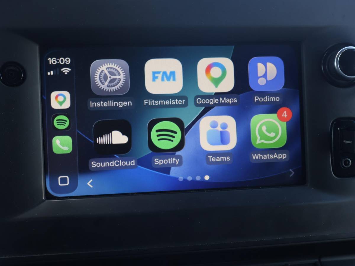 Renault Master Renault Master T35 2.3 dCi 150 PK AUTOMAAT L2H2 + CARPLAY | CAMERA | 2500 KG TREKHAAK | CRUISE | NAVIGATIE