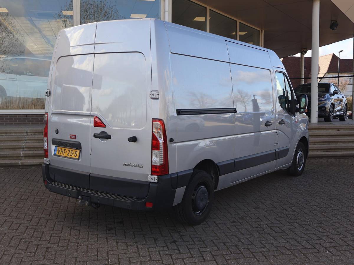 Renault Master Renault Master T35 2.3 dCi 150 PK AUTOMAAT L2H2 + CARPLAY | CAMERA | 2500 KG TREKHAAK | CRUISE | NAVIGATIE