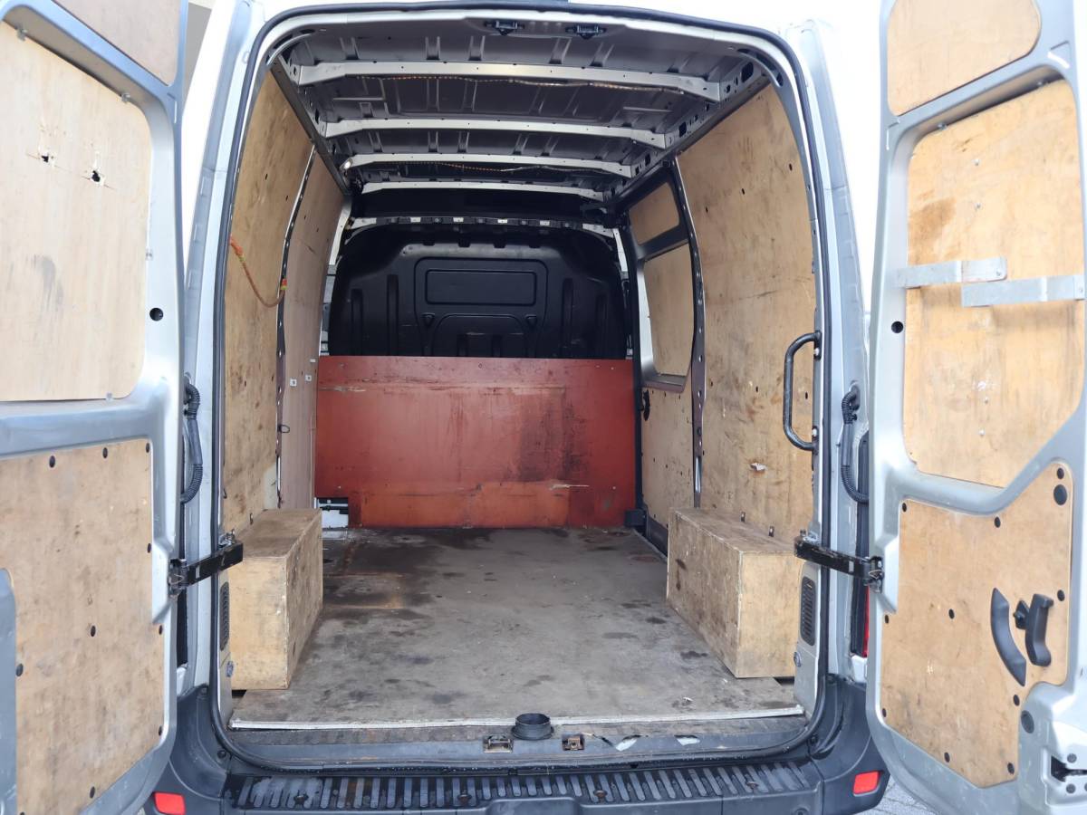 Renault Master Renault Master T35 2.3 dCi 150 PK AUTOMAAT L2H2 + CARPLAY | CAMERA | 2500 KG TREKHAAK | CRUISE | NAVIGATIE