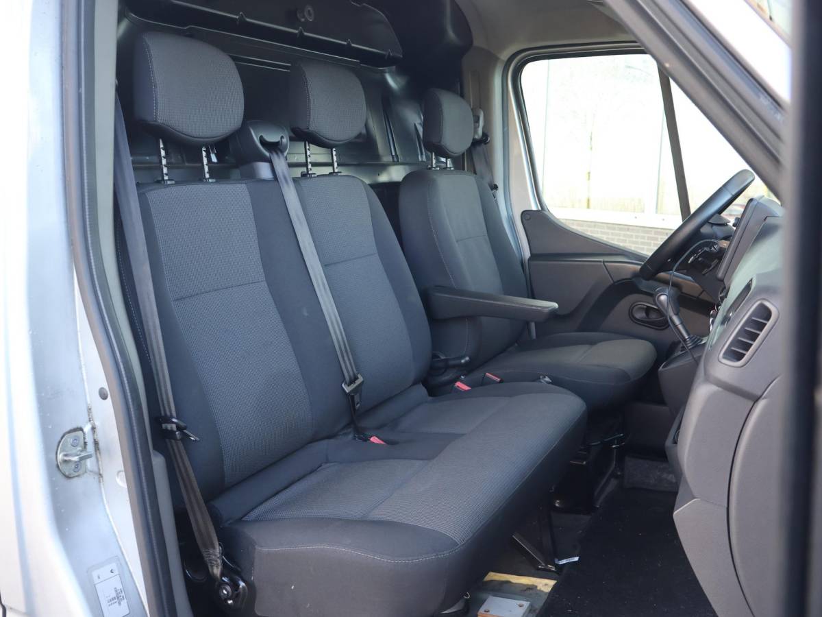 Renault Master Renault Master T35 2.3 dCi 150 PK AUTOMAAT L2H2 + CARPLAY | CAMERA | 2500 KG TREKHAAK | CRUISE | NAVIGATIE
