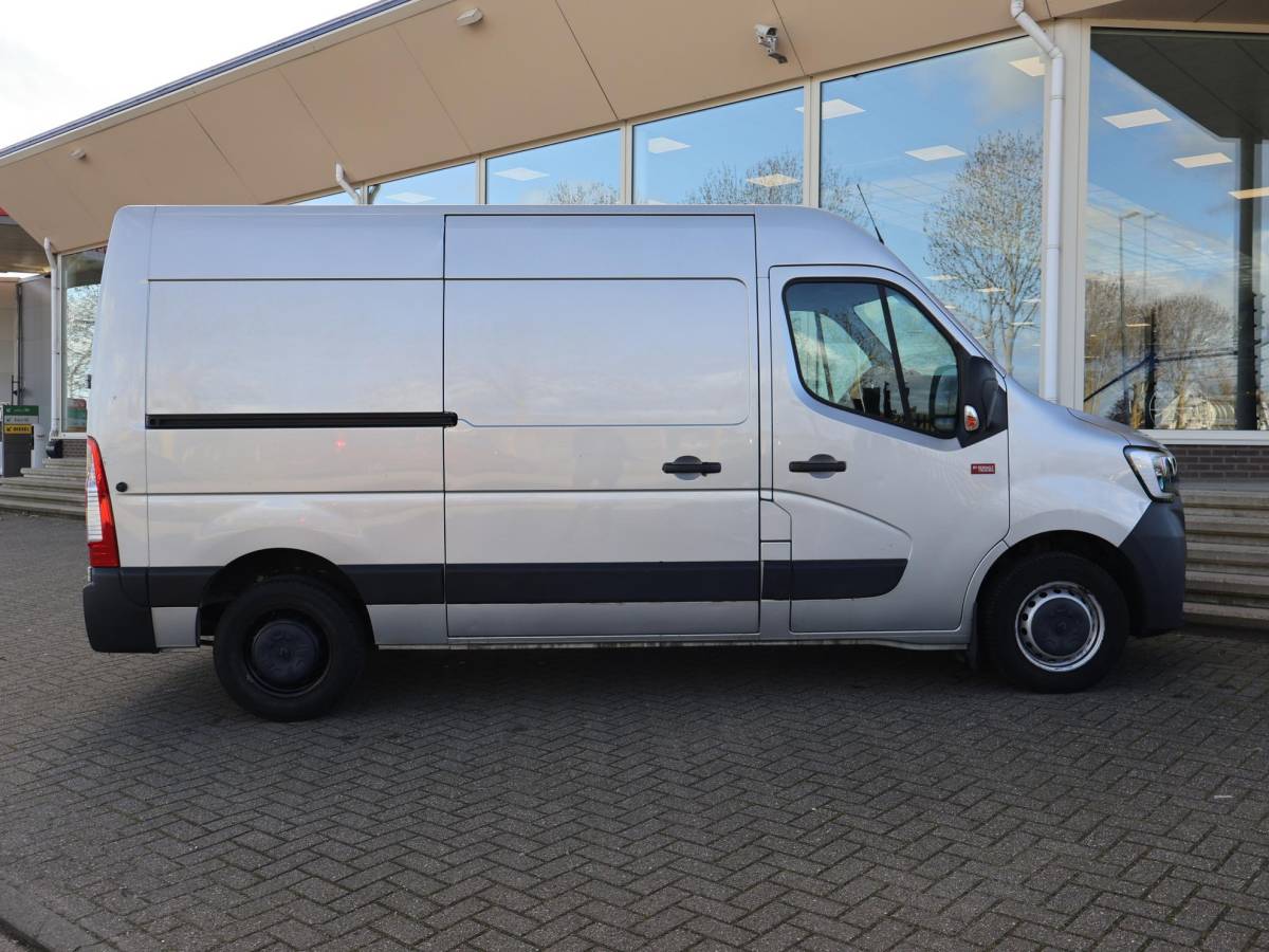 Renault Master Renault Master T35 2.3 dCi 150 PK AUTOMAAT L2H2 + CARPLAY | CAMERA | 2500 KG TREKHAAK | CRUISE | NAVIGATIE
