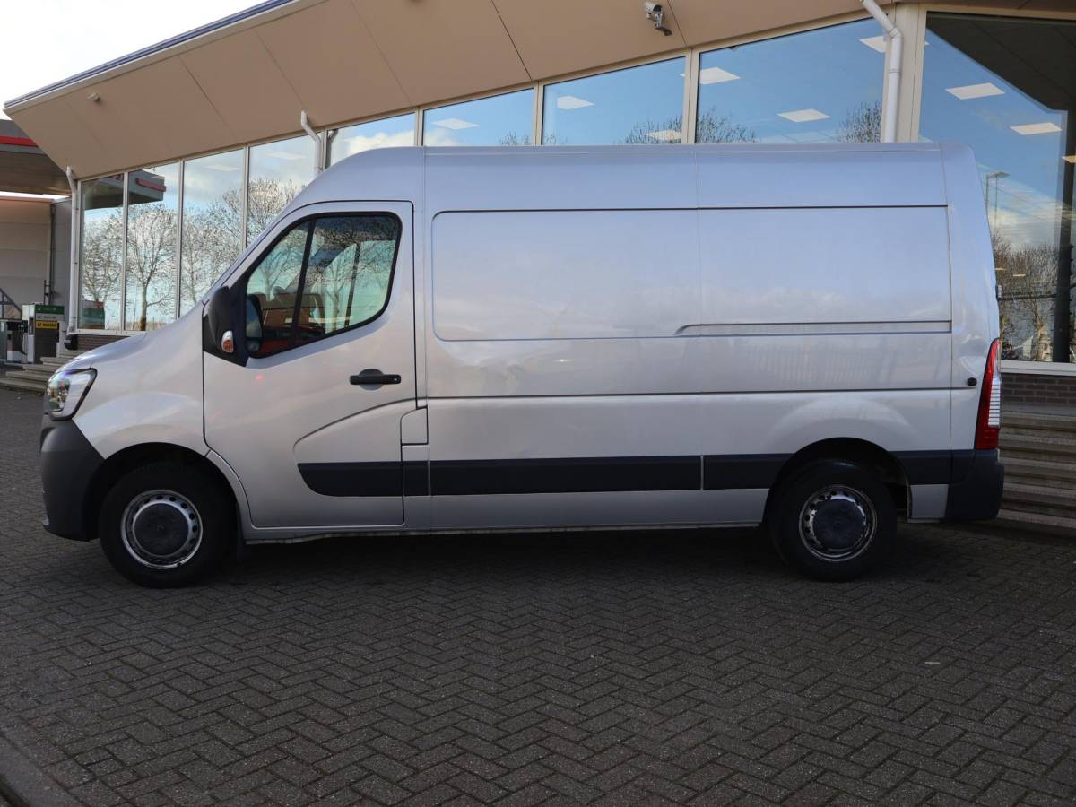 Renault Master Renault Master T35 2.3 dCi 150 PK AUTOMAAT L2H2 + CARPLAY | CAMERA | 2500 KG TREKHAAK | CRUISE | NAVIGATIE