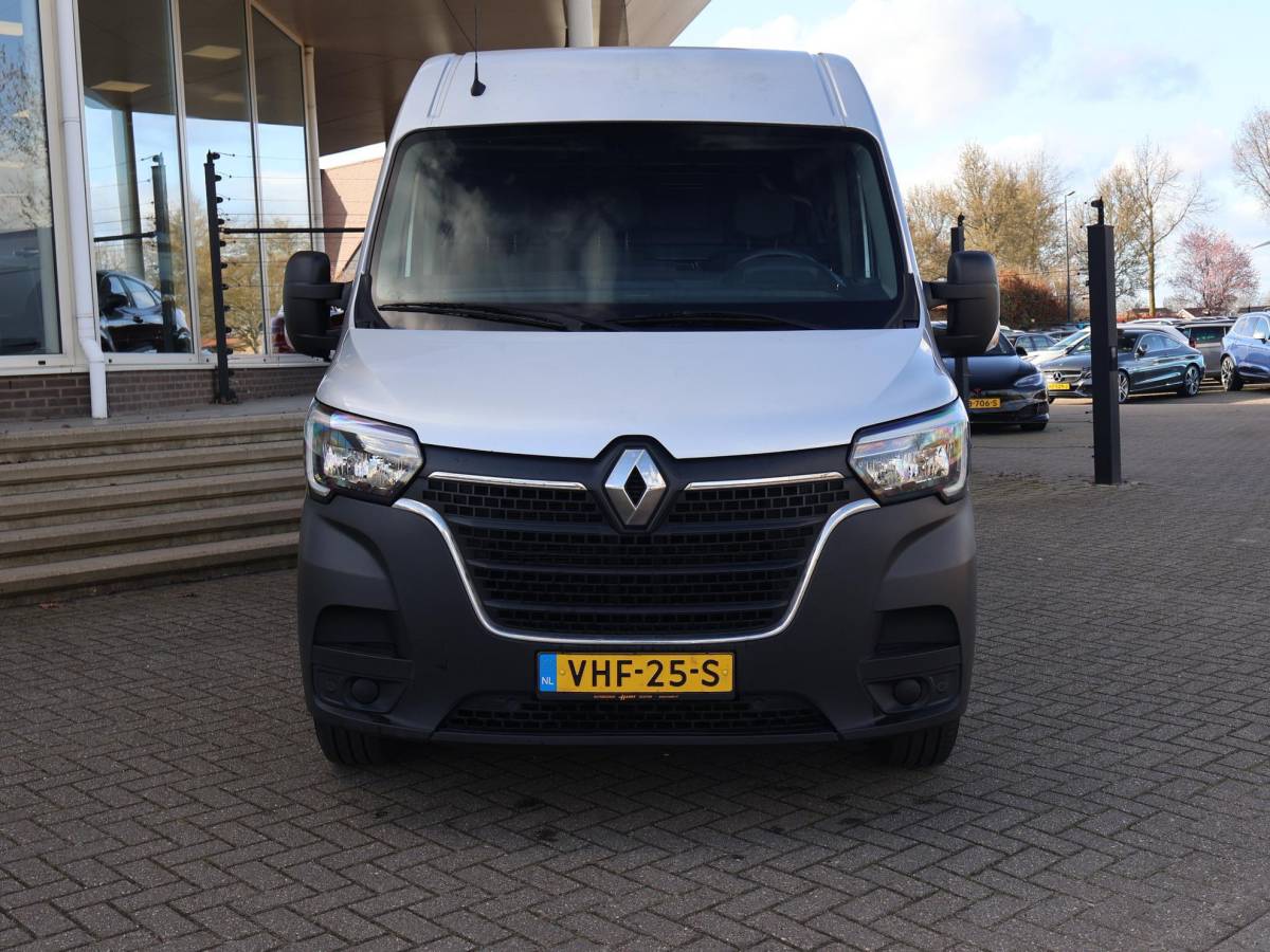 Renault Master Renault Master T35 2.3 dCi 150 PK AUTOMAAT L2H2 + CARPLAY | CAMERA | 2500 KG TREKHAAK | CRUISE | NAVIGATIE