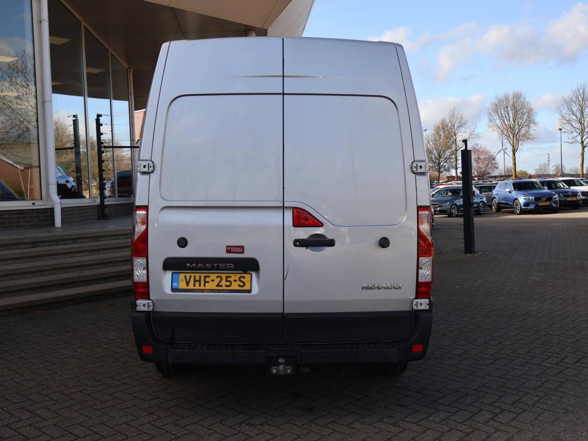 Renault Master Renault Master T35 2.3 dCi 150 PK AUTOMAAT L2H2 + CARPLAY | CAMERA | 2500 KG TREKHAAK | CRUISE | NAVIGATIE