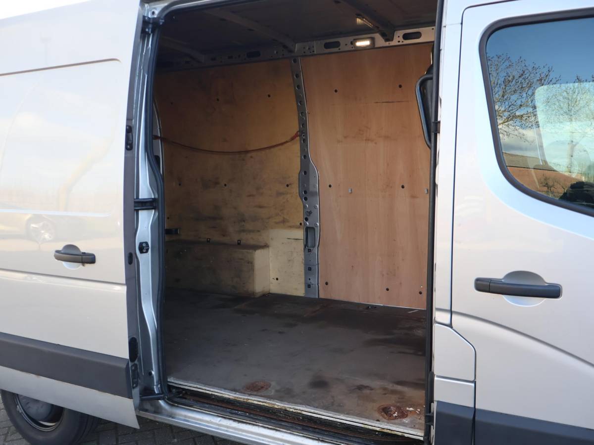 Renault Master Renault Master T35 2.3 dCi 150 PK AUTOMAAT L2H2 + CARPLAY | CAMERA | 2500 KG TREKHAAK | CRUISE | NAVIGATIE