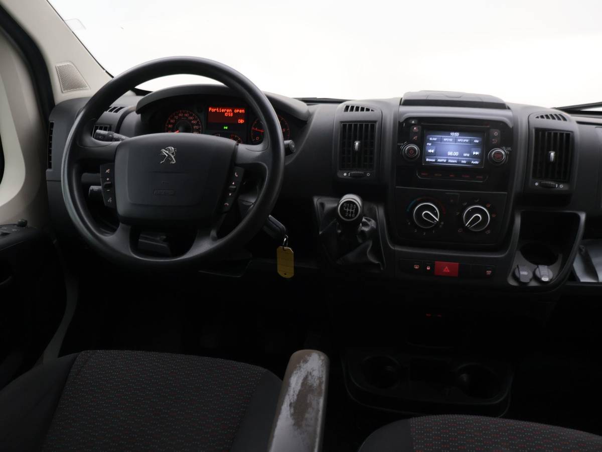 Peugeot Boxer Peugeot Boxer 330 2.0 BLUEHDI 130 PK EURO 6 + CAMERA | TREKHAAK | NAVIGATIE | CRUISE | AIRCO