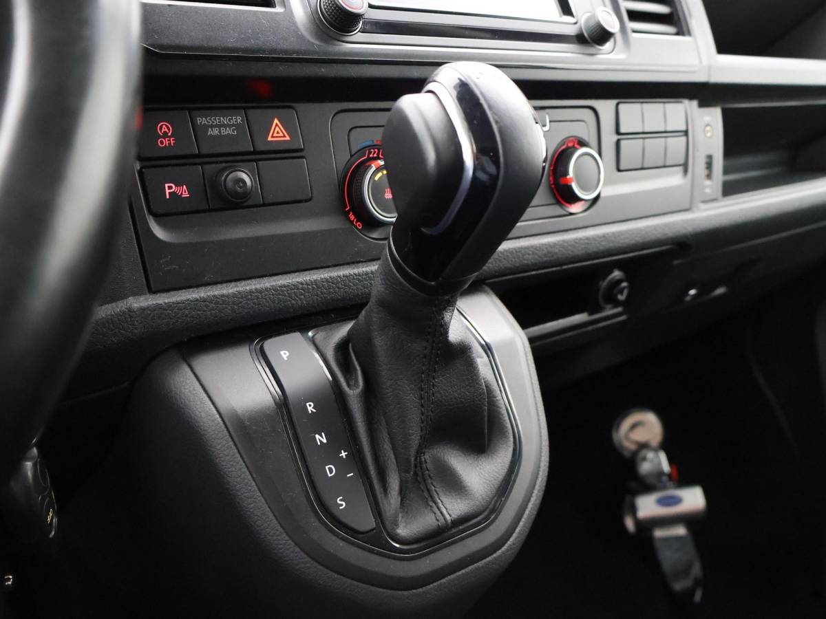Volkswagen Transporter Volkswagen Transporter CARAVELLE 2.0 TDI DSG ROLSTOEL LIFT EURO 6 + STANDKACHEL | 18 INCH | CAMERA | CARPLAY | LED | STOELVERW.