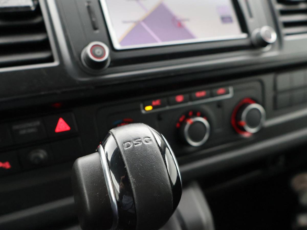 Volkswagen Transporter Volkswagen Transporter CARAVELLE 2.0 TDI DSG ROLSTOEL LIFT EURO 6 + STANDKACHEL | 18 INCH | CAMERA | CARPLAY | LED | STOELVERW.