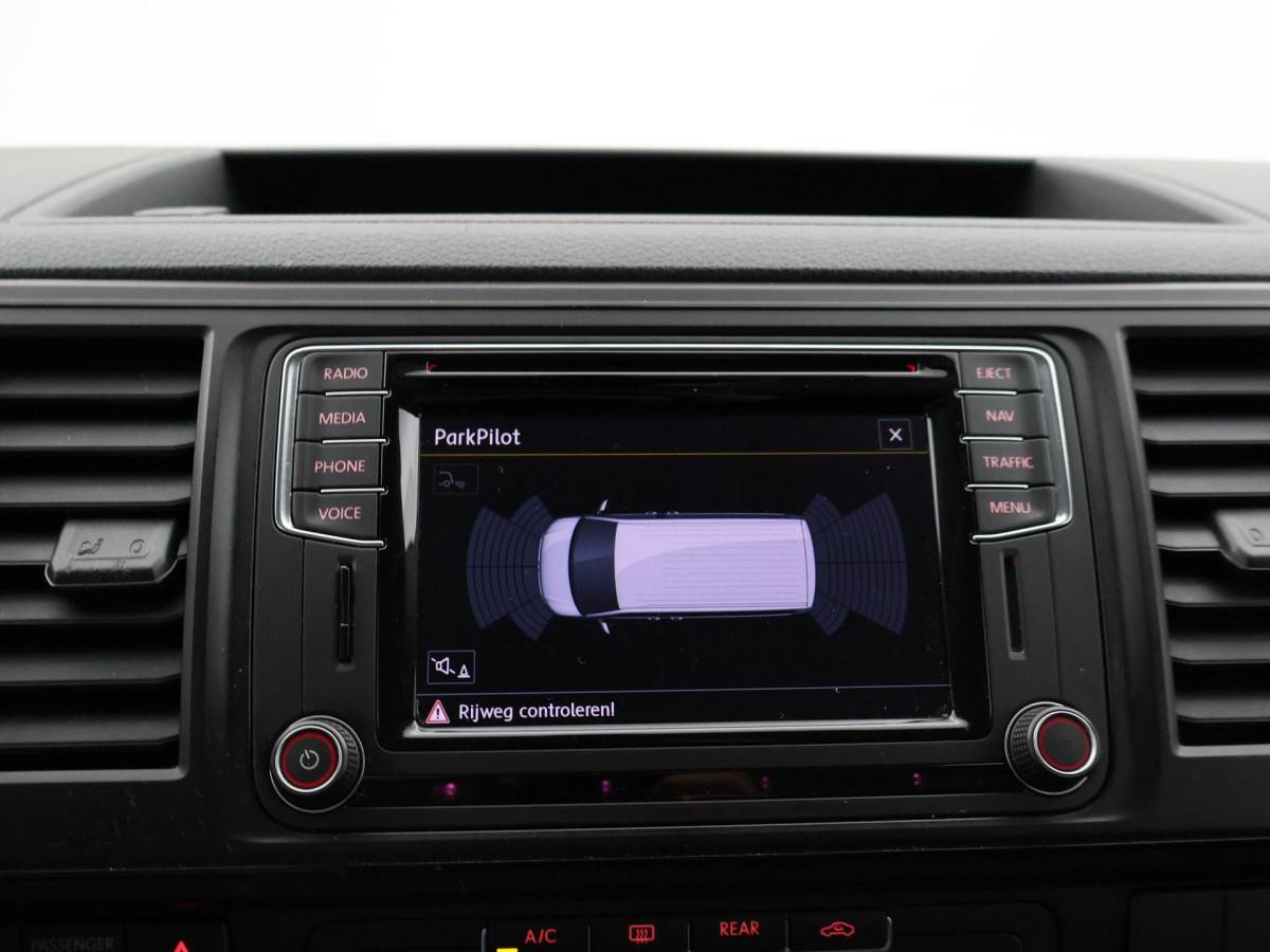 Volkswagen Transporter Volkswagen Transporter CARAVELLE 2.0 TDI DSG ROLSTOEL LIFT EURO 6 + STANDKACHEL | 18 INCH | CAMERA | CARPLAY | LED | STOELVERW.