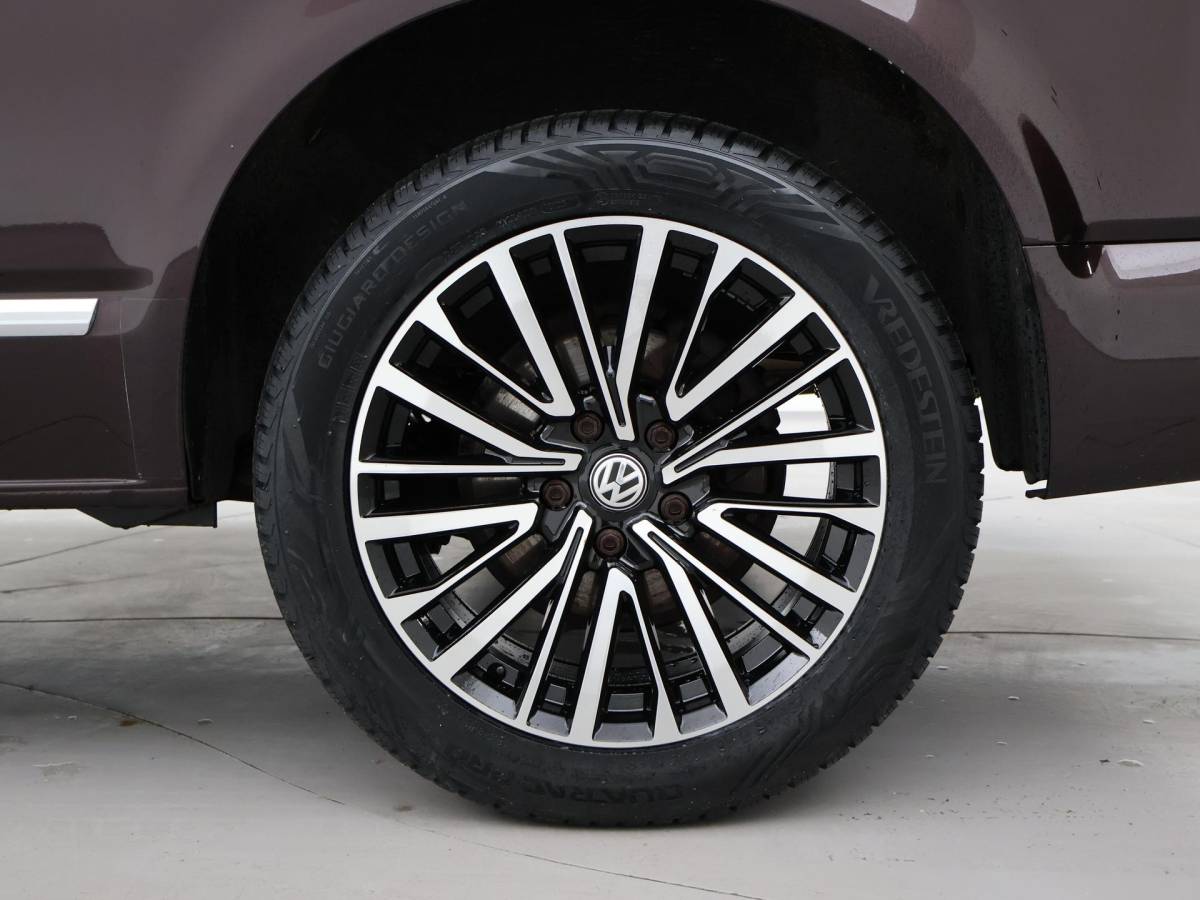 Volkswagen Transporter Volkswagen Transporter CARAVELLE 2.0 TDI DSG ROLSTOEL LIFT EURO 6 + STANDKACHEL | 18 INCH | CAMERA | CARPLAY | LED | STOELVERW.