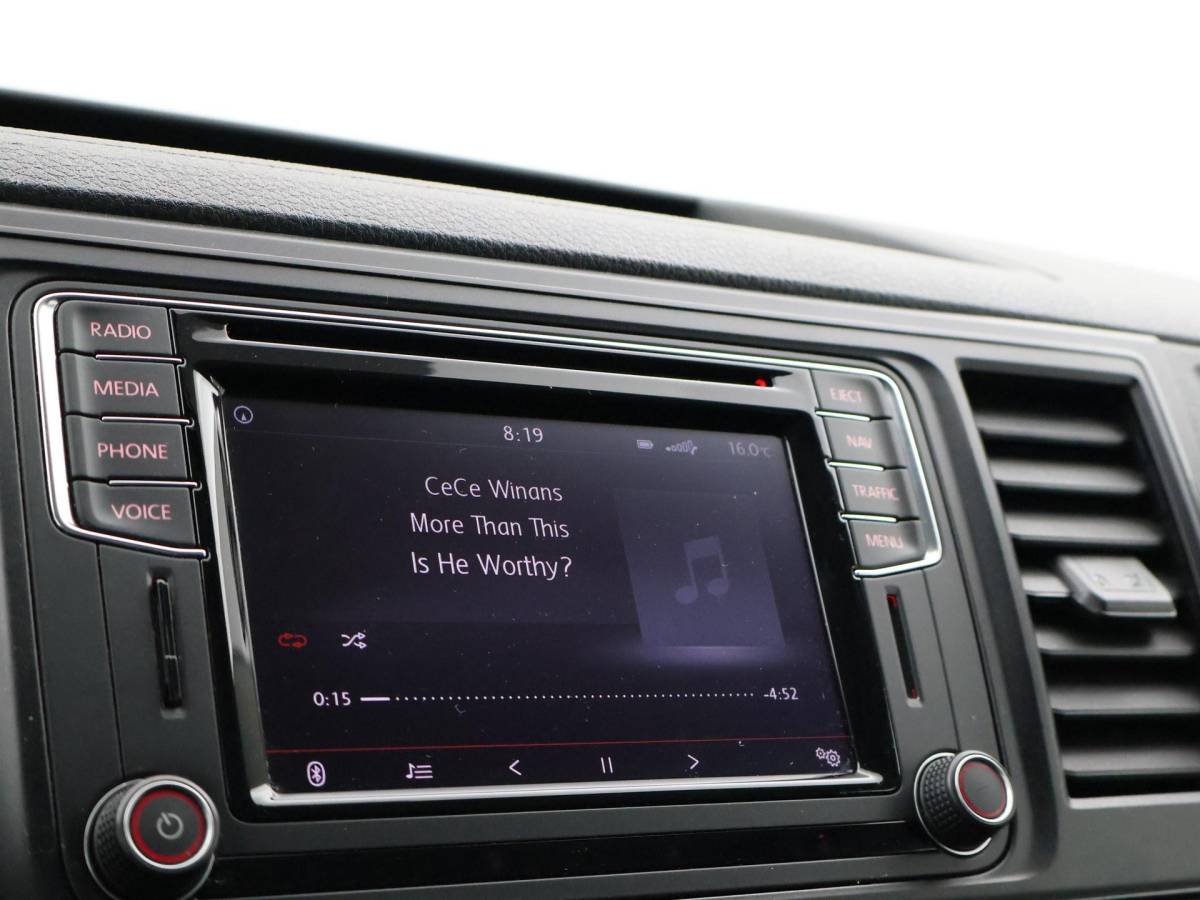 Volkswagen Transporter Volkswagen Transporter CARAVELLE 2.0 TDI DSG ROLSTOEL LIFT EURO 6 + STANDKACHEL | 18 INCH | CAMERA | CARPLAY | LED | STOELVERW.