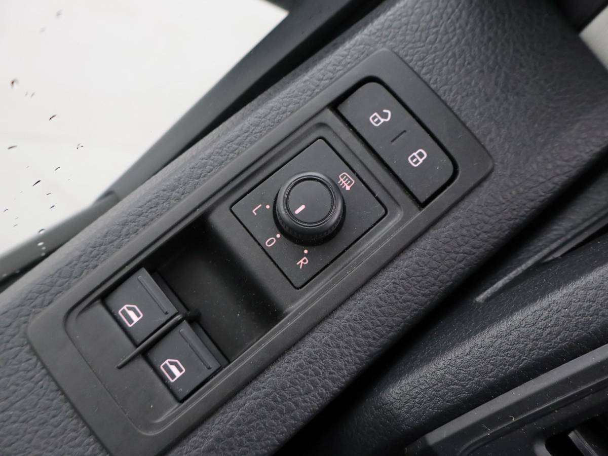 Volkswagen Transporter Volkswagen Transporter CARAVELLE 2.0 TDI DSG ROLSTOEL LIFT EURO 6 + STANDKACHEL | 18 INCH | CAMERA | CARPLAY | LED | STOELVERW.