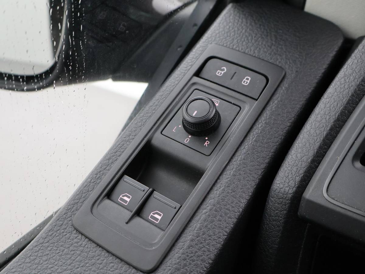 Volkswagen Transporter Volkswagen Transporter CARAVELLE 2.0 TDI DSG ROLSTOEL LIFT EURO 6 + STANDKACHEL | 18 INCH | CAMERA | CARPLAY | LED | STOELVERW.