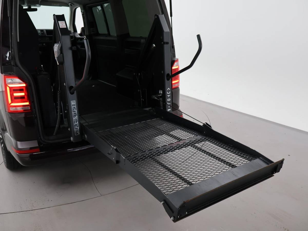 Volkswagen Transporter Volkswagen Transporter CARAVELLE 2.0 TDI DSG ROLSTOEL LIFT EURO 6 + STANDKACHEL | 18 INCH | CAMERA | CARPLAY | LED | STOELVERW.