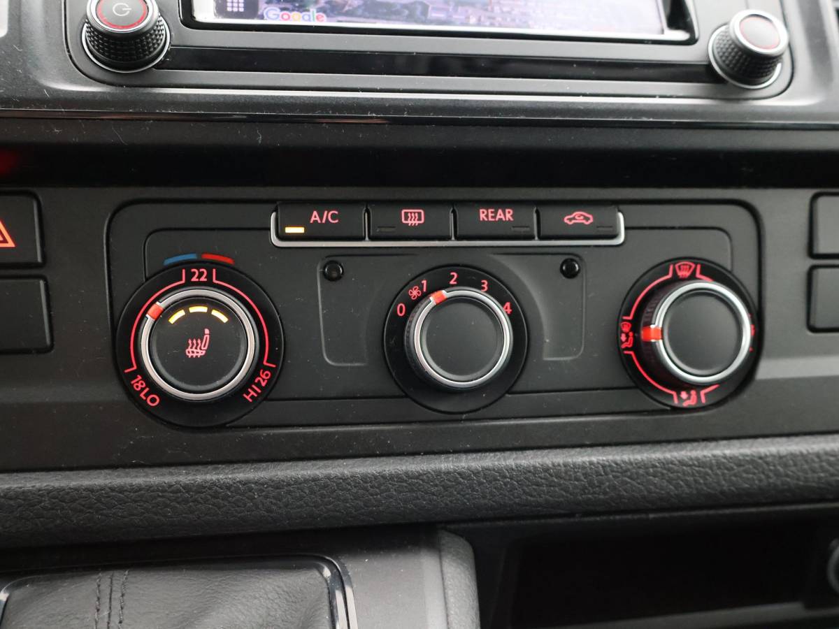 Volkswagen Transporter Volkswagen Transporter CARAVELLE 2.0 TDI DSG ROLSTOEL LIFT EURO 6 + STANDKACHEL | 18 INCH | CAMERA | CARPLAY | LED | STOELVERW.