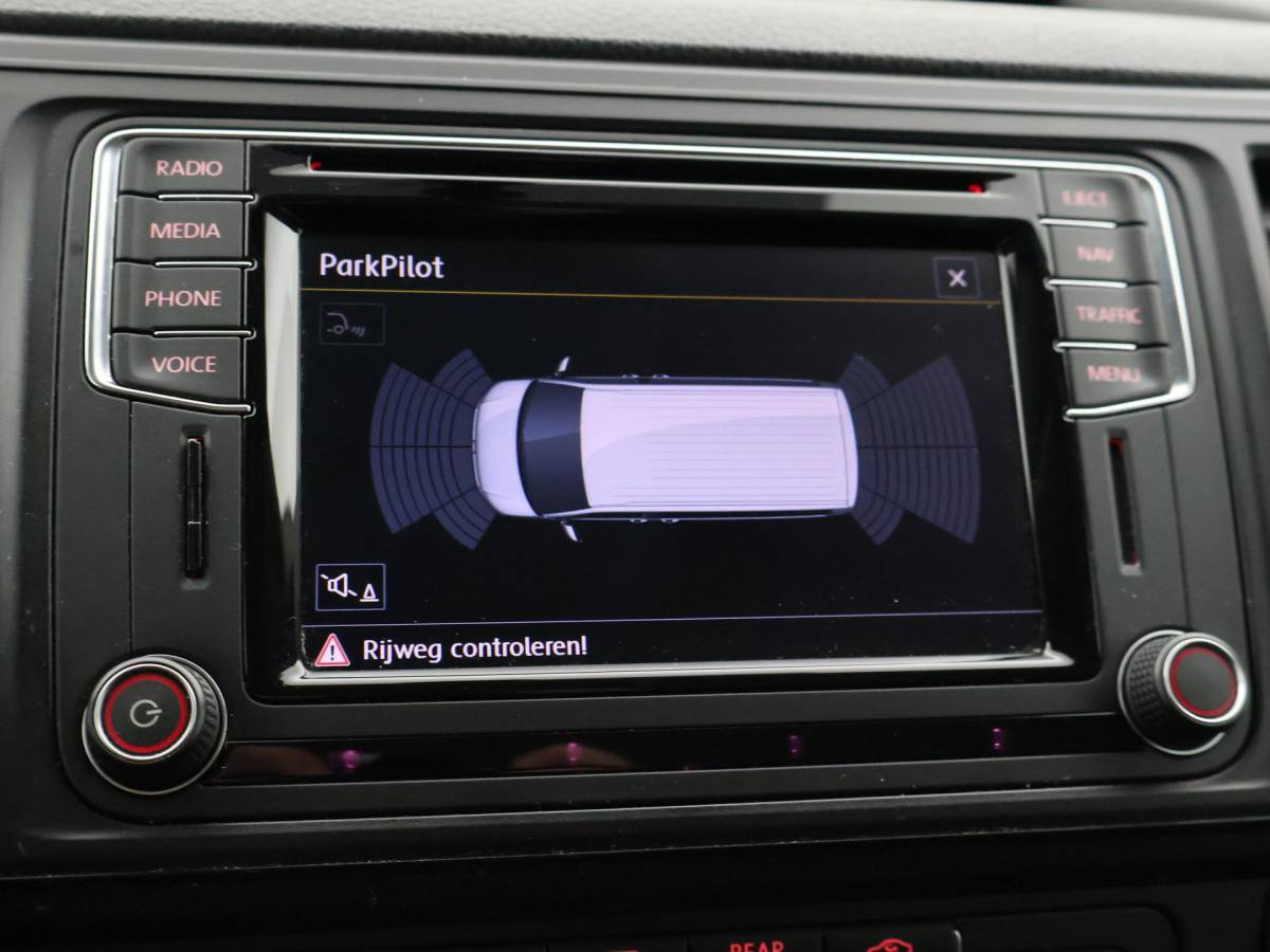 Volkswagen Transporter Volkswagen Transporter CARAVELLE 2.0 TDI DSG ROLSTOEL LIFT EURO 6 + STANDKACHEL | 18 INCH | CAMERA | CARPLAY | LED | STOELVERW.