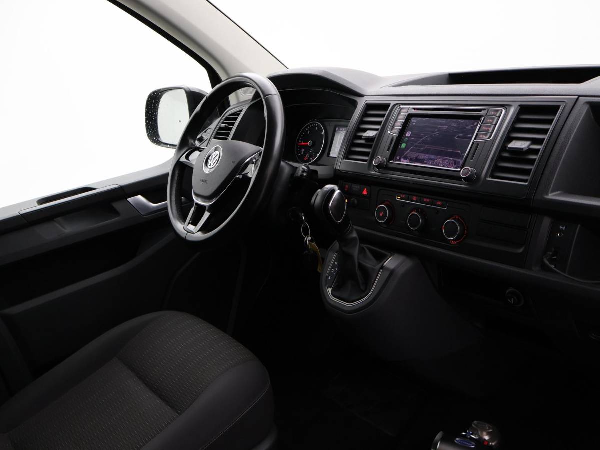 Volkswagen Transporter Volkswagen Transporter CARAVELLE 2.0 TDI DSG ROLSTOEL LIFT EURO 6 + STANDKACHEL | 18 INCH | CAMERA | CARPLAY | LED | STOELVERW.