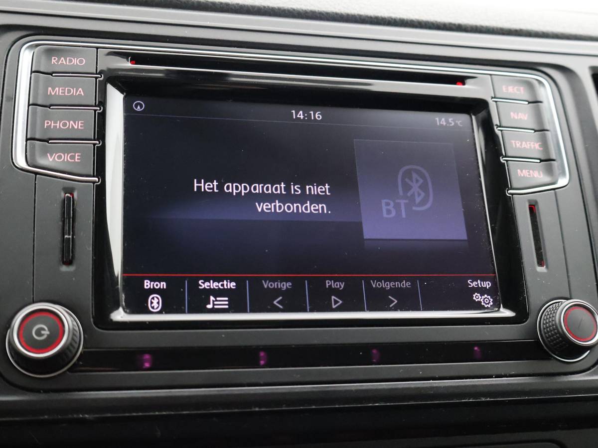 Volkswagen Transporter Volkswagen Transporter CARAVELLE 2.0 TDI DSG ROLSTOEL LIFT EURO 6 + STANDKACHEL | 18 INCH | CAMERA | CARPLAY | LED | STOELVERW.