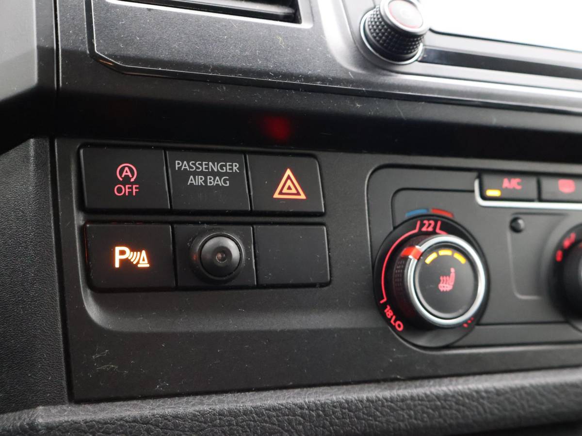 Volkswagen Transporter Volkswagen Transporter CARAVELLE 2.0 TDI DSG ROLSTOEL LIFT EURO 6 + STANDKACHEL | 18 INCH | CAMERA | CARPLAY | LED | STOELVERW.