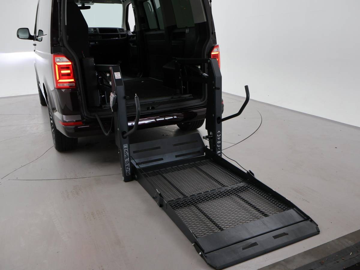 Volkswagen Transporter Volkswagen Transporter CARAVELLE 2.0 TDI DSG ROLSTOEL LIFT EURO 6 + STANDKACHEL | 18 INCH | CAMERA | CARPLAY | LED | STOELVERW.
