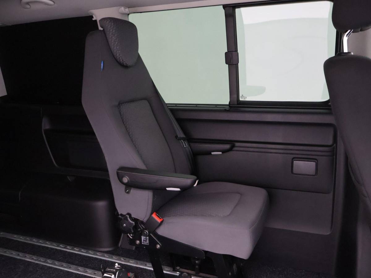 Volkswagen Transporter Volkswagen Transporter CARAVELLE 2.0 TDI DSG ROLSTOEL LIFT EURO 6 + STANDKACHEL | 18 INCH | CAMERA | CARPLAY | LED | STOELVERW.