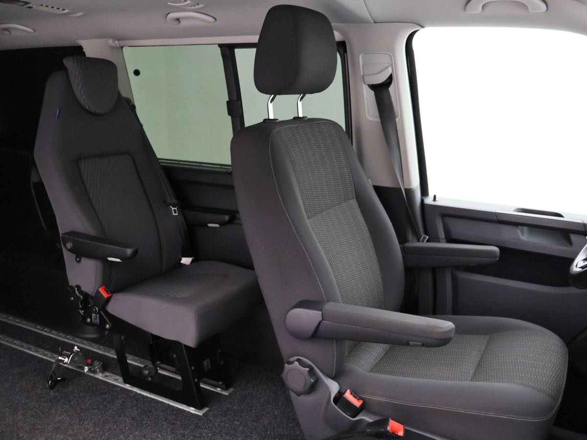 Volkswagen Transporter Volkswagen Transporter CARAVELLE 2.0 TDI DSG ROLSTOEL LIFT EURO 6 + STANDKACHEL | 18 INCH | CAMERA | CARPLAY | LED | STOELVERW.