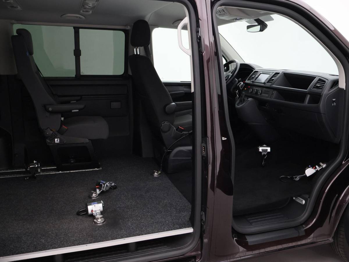 Volkswagen Transporter Volkswagen Transporter CARAVELLE 2.0 TDI DSG ROLSTOEL LIFT EURO 6 + STANDKACHEL | 18 INCH | CAMERA | CARPLAY | LED | STOELVERW.