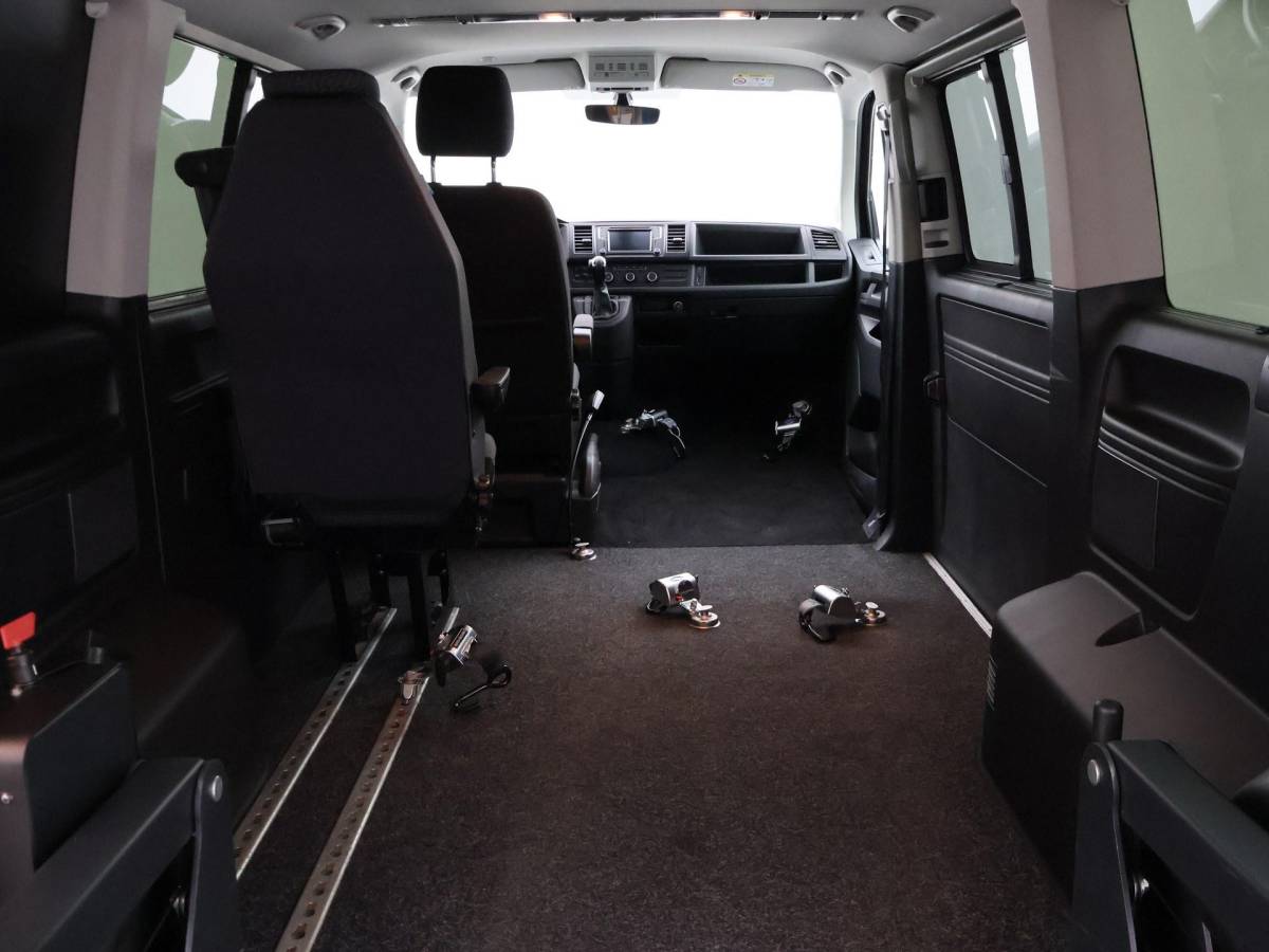 Volkswagen Transporter Volkswagen Transporter CARAVELLE 2.0 TDI DSG ROLSTOEL LIFT EURO 6 + STANDKACHEL | 18 INCH | CAMERA | CARPLAY | LED | STOELVERW.