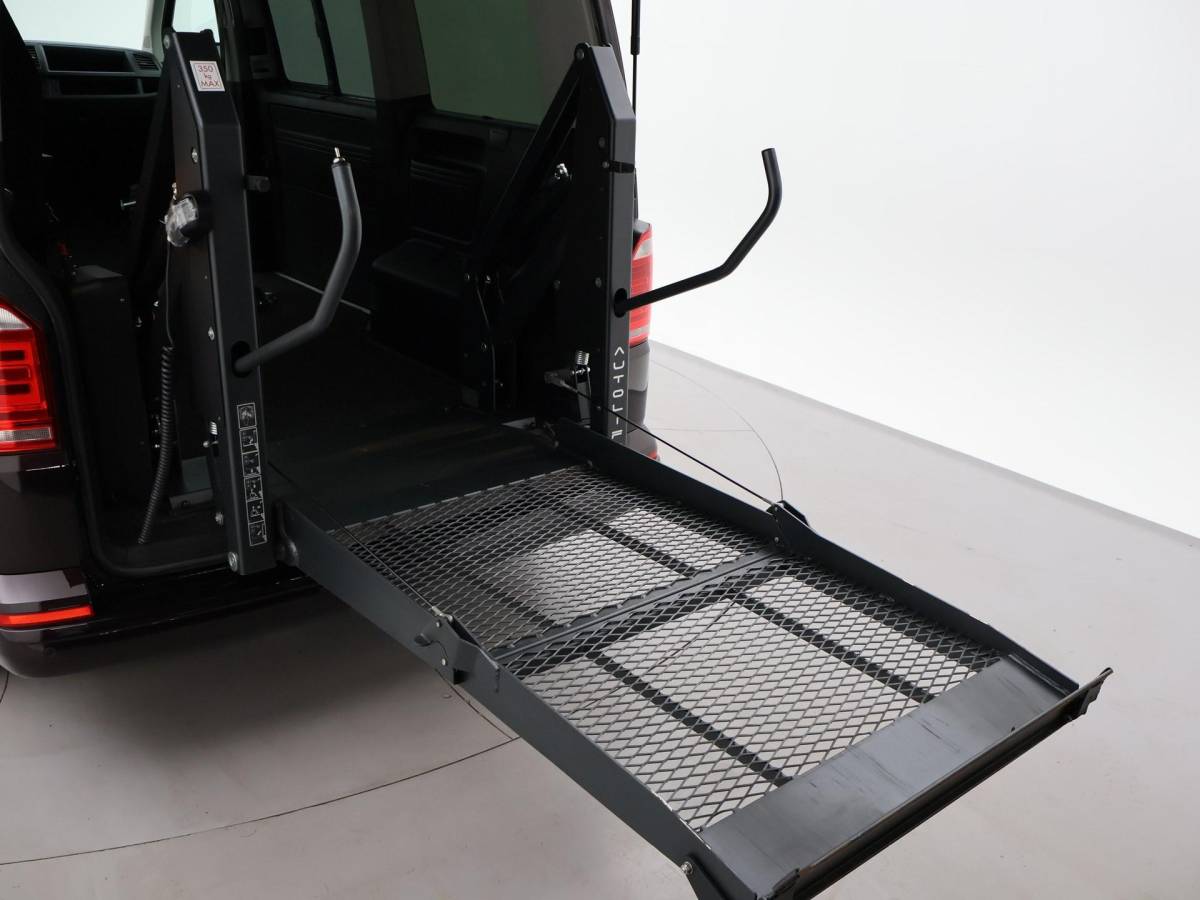 Volkswagen Transporter Volkswagen Transporter CARAVELLE 2.0 TDI DSG ROLSTOEL LIFT EURO 6 + STANDKACHEL | 18 INCH | CAMERA | CARPLAY | LED | STOELVERW.