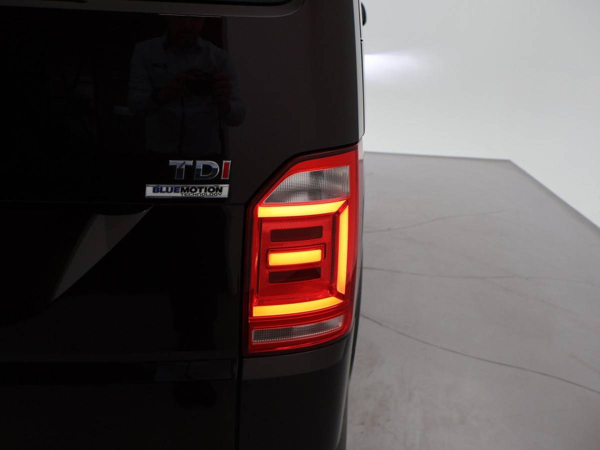 Volkswagen Transporter Volkswagen Transporter CARAVELLE 2.0 TDI DSG ROLSTOEL LIFT EURO 6 + STANDKACHEL | 18 INCH | CAMERA | CARPLAY | LED | STOELVERW.