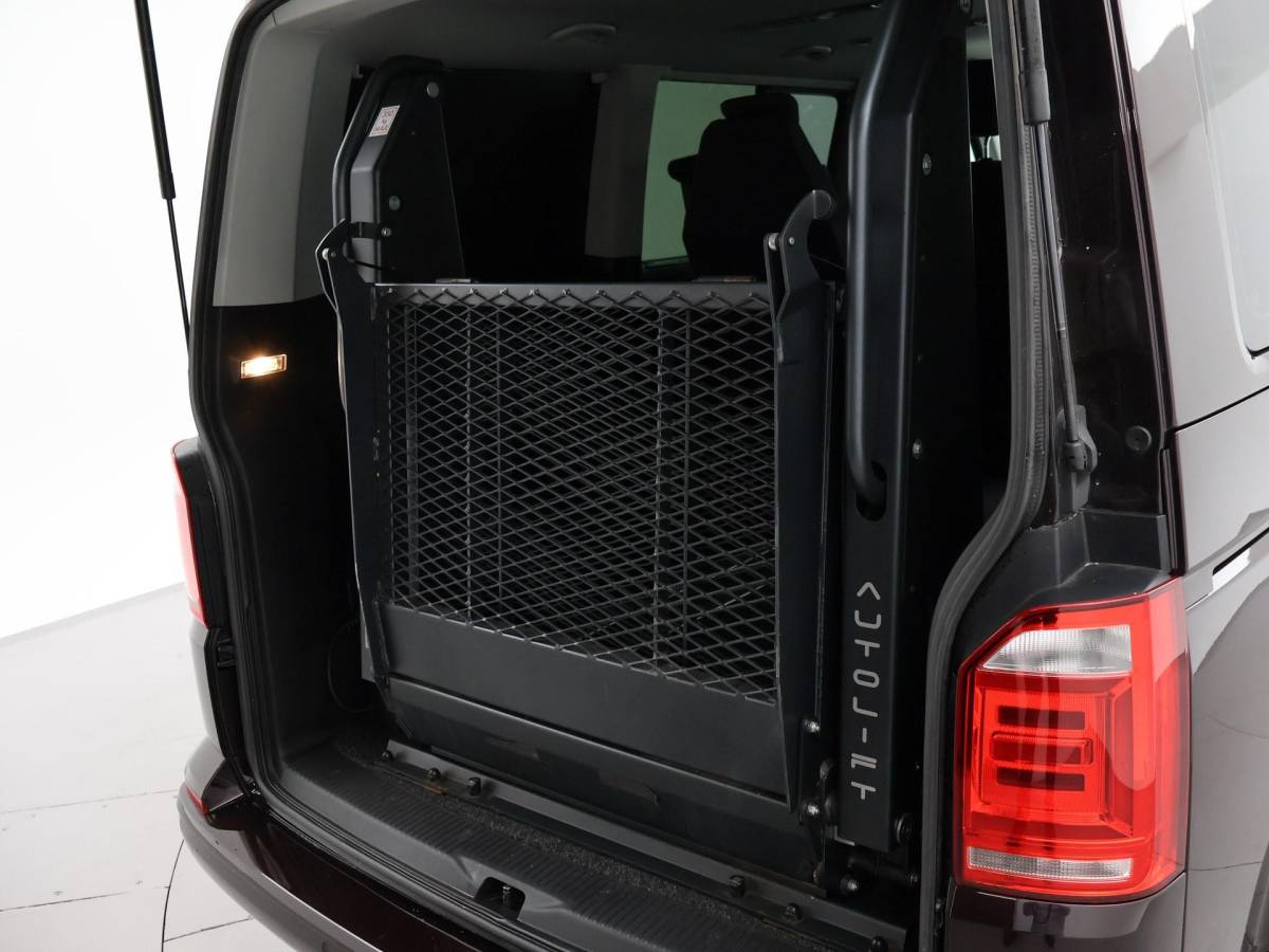 Volkswagen Transporter Volkswagen Transporter CARAVELLE 2.0 TDI DSG ROLSTOEL LIFT EURO 6 + STANDKACHEL | 18 INCH | CAMERA | CARPLAY | LED | STOELVERW.