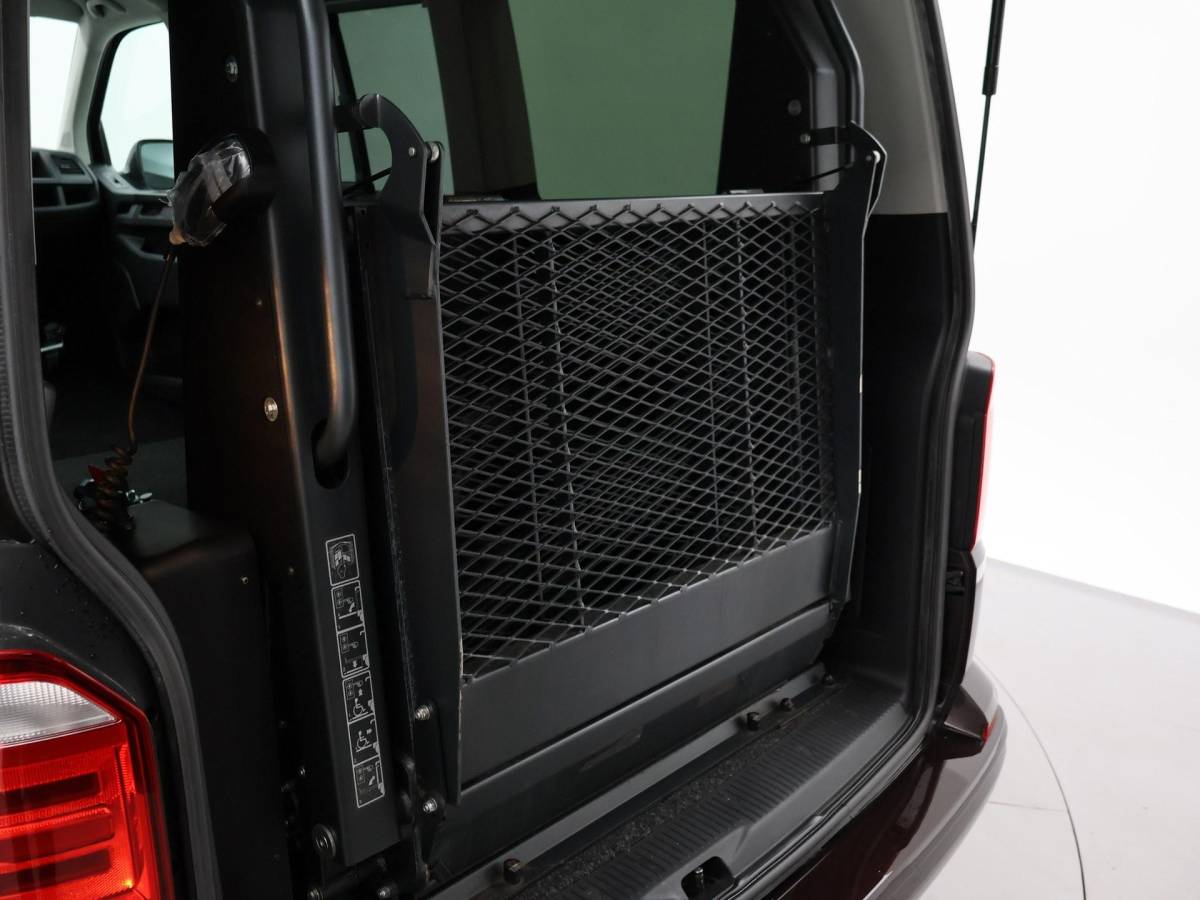 Volkswagen Transporter Volkswagen Transporter CARAVELLE 2.0 TDI DSG ROLSTOEL LIFT EURO 6 + STANDKACHEL | 18 INCH | CAMERA | CARPLAY | LED | STOELVERW.