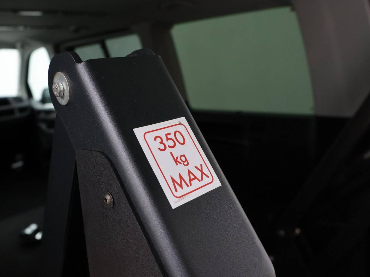 Volkswagen Transporter Volkswagen Transporter CARAVELLE 2.0 TDI DSG ROLSTOEL LIFT EURO 6 + STANDKACHEL | 18 INCH | CAMERA | CARPLAY | LED | STOELVERW.