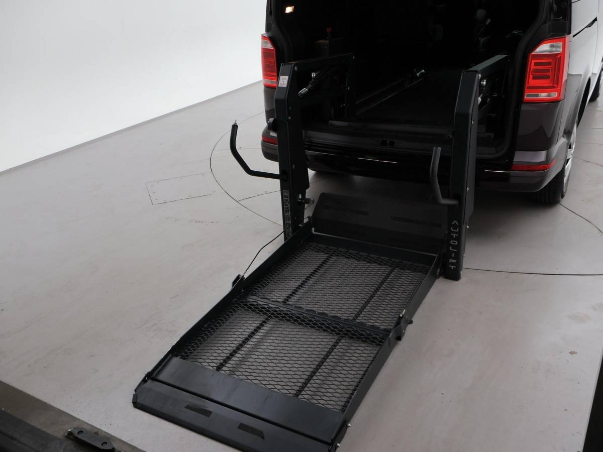 Volkswagen Transporter Volkswagen Transporter CARAVELLE 2.0 TDI DSG ROLSTOEL LIFT EURO 6 + STANDKACHEL | 18 INCH | CAMERA | CARPLAY | LED | STOELVERW.
