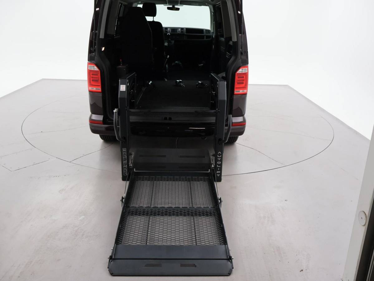 Volkswagen Transporter Volkswagen Transporter CARAVELLE 2.0 TDI DSG ROLSTOEL LIFT EURO 6 + STANDKACHEL | 18 INCH | CAMERA | CARPLAY | LED | STOELVERW.