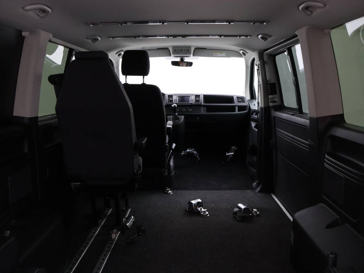 Volkswagen Transporter Volkswagen Transporter CARAVELLE 2.0 TDI DSG ROLSTOEL LIFT EURO 6 + STANDKACHEL | 18 INCH | CAMERA | CARPLAY | LED | STOELVERW.