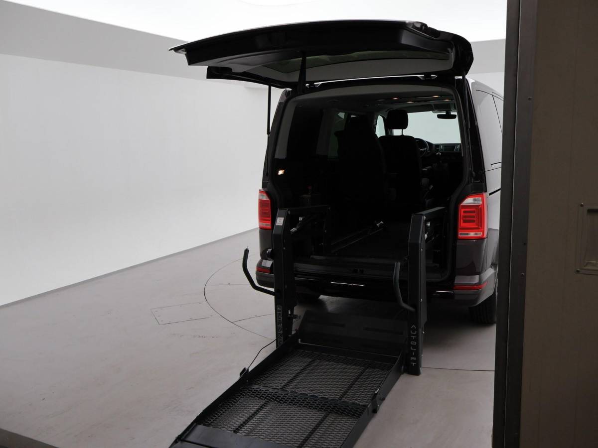 Volkswagen Transporter Volkswagen Transporter CARAVELLE 2.0 TDI DSG ROLSTOEL LIFT EURO 6 + STANDKACHEL | 18 INCH | CAMERA | CARPLAY | LED | STOELVERW.