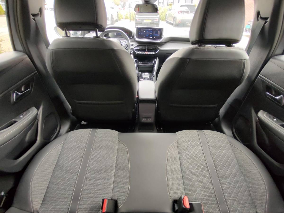 Peugeot 208 Peugeot 208 1.2 Hybrid 110 e-DCS6 Allure Automaat Carplay-Navigatie Led