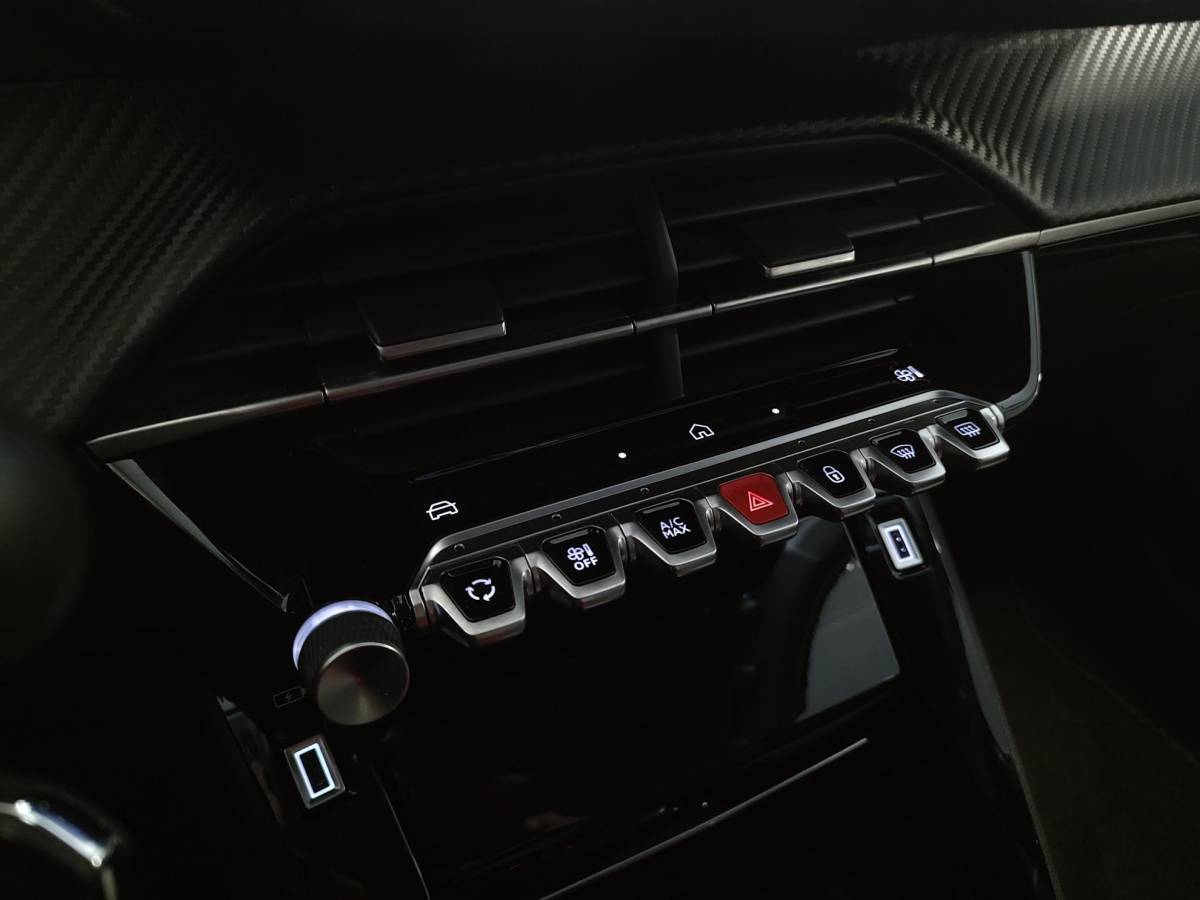 Peugeot 208 Peugeot 208 1.2 Hybrid 110 e-DCS6 Allure Automaat Carplay-Navigatie Led