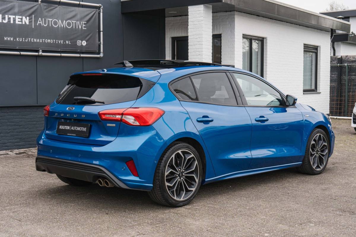 Ford Focus Ford Focus 1.0 EcoBoost ST Line / LED / Pano / HUD / Winter Pack!