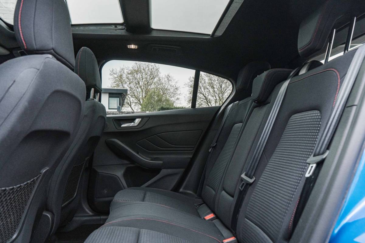 Ford Focus Ford Focus 1.0 EcoBoost ST Line / LED / Pano / HUD / Winter Pack!