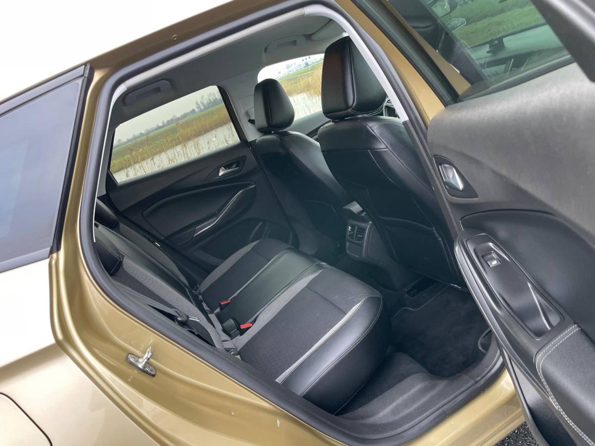 Opel Grandland X Opel Grandland X 1.2 Turbo Innovation, Aut, Trekhaak, Pdc, Stoelverw, Stuurverw, Cruise/Climate control!