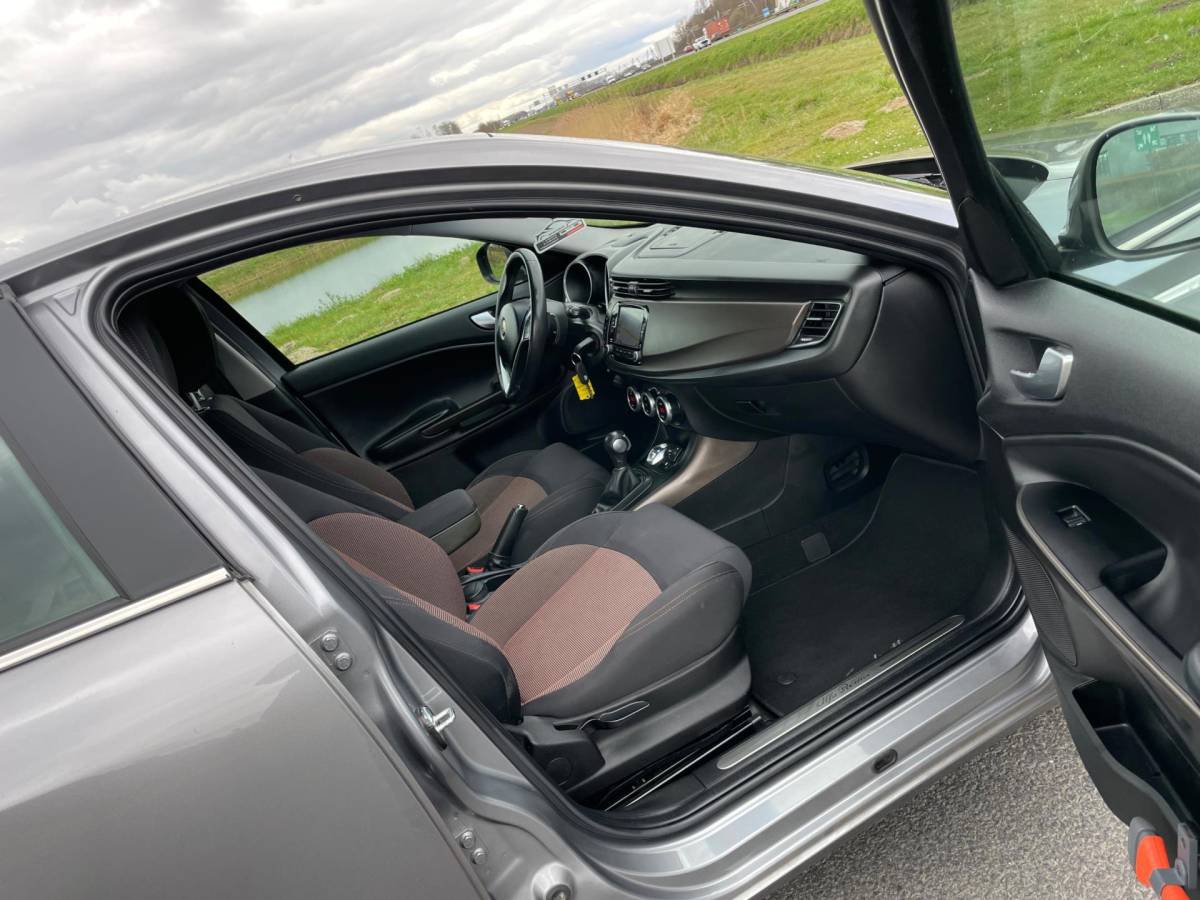 Alfa Romeo Giulietta Alfa Romeo Giulietta 1.4 T Distinctive Lusso, Pdc, Cruise, Navi, Aut, 5drs, 2e eig afk, Geen import, Nap!