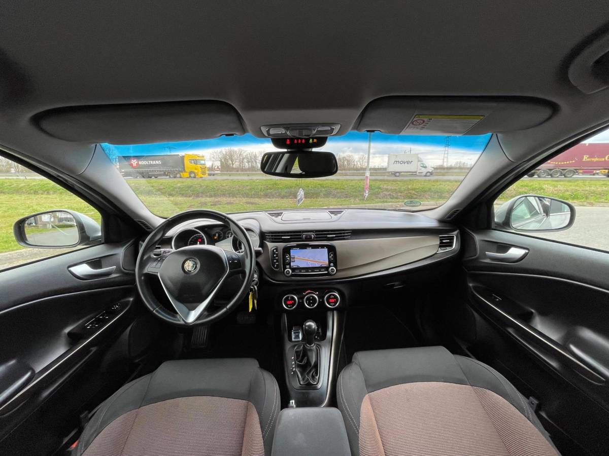 Alfa Romeo Giulietta Alfa Romeo Giulietta 1.4 T Distinctive Lusso, Pdc, Cruise, Navi, Aut, 5drs, 2e eig afk, Geen import, Nap!